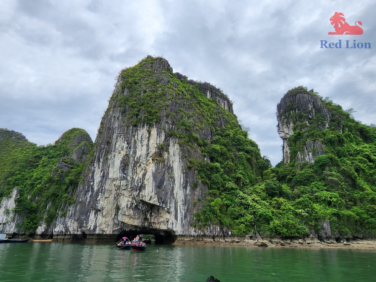 travel-ha-long-bay-travel-to-ha-long-bay-vietnam-luon-cave-red-lion-001-20240530-224108hang-luon-cave (4)