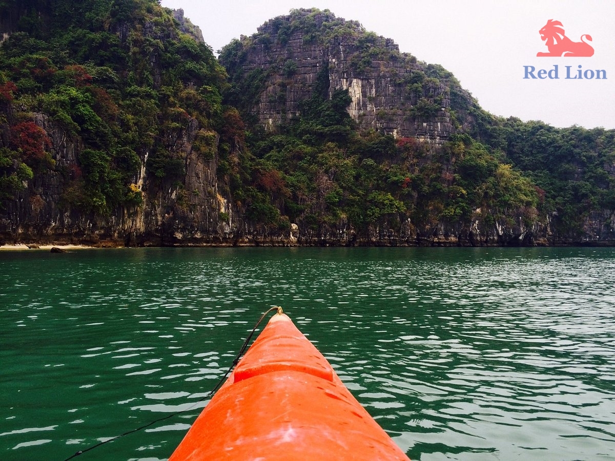 travel-ha-long-bay-travel-to-ha-long-bay-vietnam-red-lion-001-20240530-223923halong-bay-kayaking