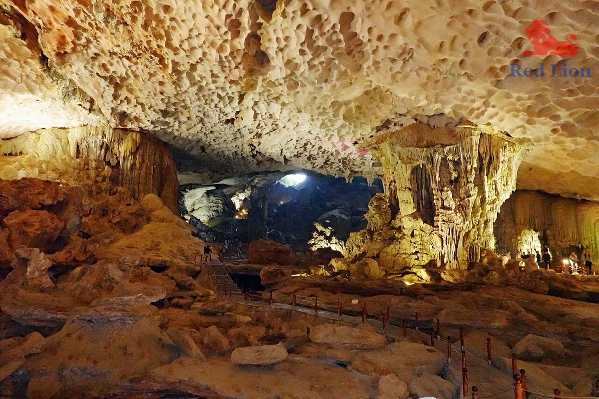 travel-ha-long-bay-travel-to-ha-long-bay-vietnam-sung-sot-cave-surprise-cave-red-lion-001-20240530-224354caption (1)