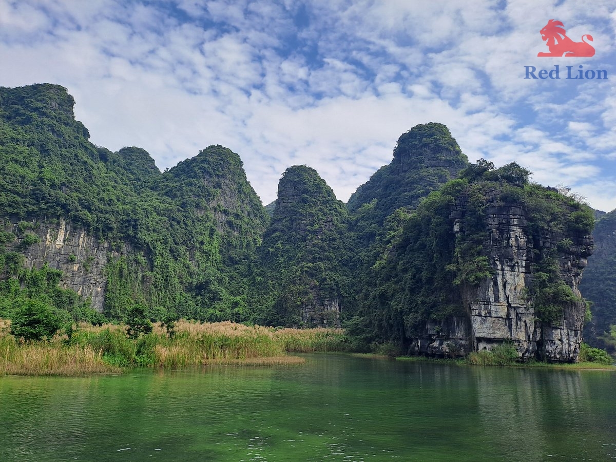 travel-ninh-binh-travel-to-ninh-binh-vietnam-trang-an-red-lion-028-20240530-230719